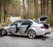 Karačiūnų gatvėje BMW atsitrenkė į medį
