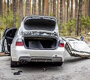 Karačiūnų gatvėje BMW atsitrenkė į medį