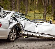 Karačiūnų gatvėje BMW atsitrenkė į medį