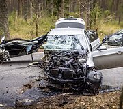 Karačiūnų gatvėje BMW atsitrenkė į medį