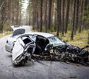 Karačiūnų gatvėje BMW atsitrenkė į medį