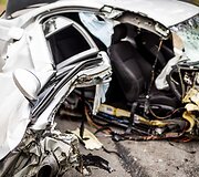 Karačiūnų gatvėje BMW atsitrenkė į medį