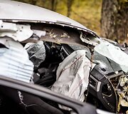 Karačiūnų gatvėje BMW atsitrenkė į medį