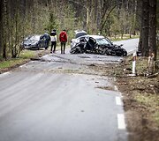 Karačiūnų gatvėje BMW atsitrenkė į medį