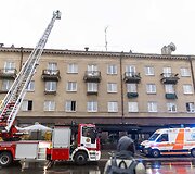 Į namą esantį &scaron;alia Seimo skubėjo ugnegesiai gelbėtojai