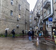 Į namą esantį &scaron;alia Seimo skubėjo ugnegesiai gelbėtojai
