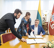 Ramūnas Karbauskis pasira&scaron;ė valdančiųjų parengtą susitarimą &bdquo;Dėl Lietuvos nacionalinio saugumo artimiausio laikotarpio sustiprinimo&ldquo;
