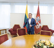 Ramūnas Karbauskis pasira&scaron;ė valdančiųjų parengtą susitarimą &bdquo;Dėl Lietuvos nacionalinio saugumo artimiausio laikotarpio sustiprinimo&ldquo;