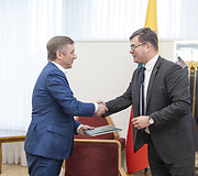 Ramūnas Karbauskis pasira&scaron;ė valdančiųjų parengtą susitarimą &bdquo;Dėl Lietuvos nacionalinio saugumo artimiausio laikotarpio sustiprinimo&ldquo;