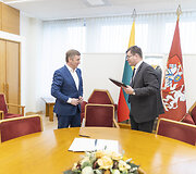 Ramūnas Karbauskis pasira&scaron;ė valdančiųjų parengtą susitarimą &bdquo;Dėl Lietuvos nacionalinio saugumo artimiausio laikotarpio sustiprinimo&ldquo;
