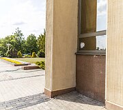 Ketvirtadienio rytą Vilniuje buvo i&scaron;daužti Seimo pirmųjų rūmų, Vilniaus apygardos teismo langai.