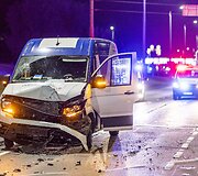 Girtas autobusiuko vairuotojas Ateities gatvėje smarkiai trenkėsi į stovintį &bdquo;Peugeot&ldquo; automobilį
