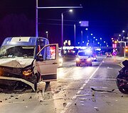 Girtas autobusiuko vairuotojas Ateities gatvėje smarkiai trenkėsi į stovintį &bdquo;Peugeot&ldquo; automobilį