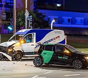 Girtas autobusiuko vairuotojas Ateities gatvėje smarkiai trenkėsi į stovintį &bdquo;Peugeot&ldquo; automobilį