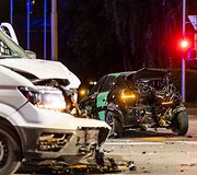 Girtas autobusiuko vairuotojas Ateities gatvėje smarkiai trenkėsi į stovintį &bdquo;Peugeot&ldquo; automobilį