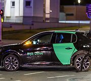 Girtas autobusiuko vairuotojas Ateities gatvėje smarkiai trenkėsi į stovintį &bdquo;Peugeot&ldquo; automobilį