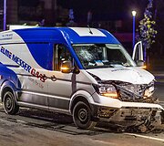 Girtas autobusiuko vairuotojas Ateities gatvėje smarkiai trenkėsi į stovintį &bdquo;Peugeot&ldquo; automobilį