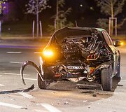 Girtas autobusiuko vairuotojas Ateities gatvėje smarkiai trenkėsi į stovintį &bdquo;Peugeot&ldquo; automobilį
