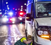 Girtas autobusiuko vairuotojas Ateities gatvėje smarkiai trenkėsi į stovintį &bdquo;Peugeot&ldquo; automobilį