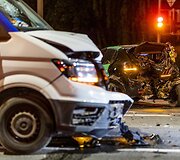 Girtas autobusiuko vairuotojas Ateities gatvėje smarkiai trenkėsi į stovintį &bdquo;Peugeot&ldquo; automobilį