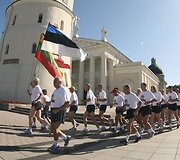Baltijos kelio 20&ndash;mečiui paminėti i&scaron; Vilniaus link Talino pajudėjo pirmieji bėgikai i&scaron; Lietuvos ir Latvijos.