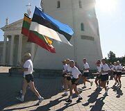 Baltijos kelio 20&ndash;mečiui paminėti i&scaron; Vilniaus link Talino pajudėjo pirmieji bėgikai i&scaron; Lietuvos ir Latvijos.