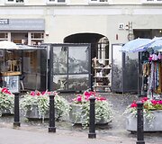 Suvenyrų pardavėjai pasipiktino be jų žinios i&scaron;vežtais prekybos paviljonais.