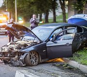 VIlniaus Olandų gatvėje BMW trenkėsi į du stulpus