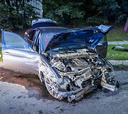 VIlniaus Olandų gatvėje BMW trenkėsi į du stulpus