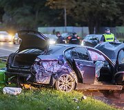 VIlniaus Olandų gatvėje BMW trenkėsi į du stulpus