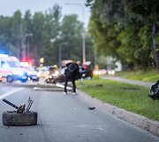 VIlniaus Olandų gatvėje BMW trenkėsi į du stulpus