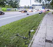 VIlniaus Olandų gatvėje BMW trenkėsi į du stulpus