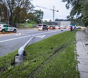 VIlniaus Olandų gatvėje BMW trenkėsi į du stulpus