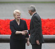 Vilniuje susirinkę Lietuvos diplomatai sprendžia, kaip susiveržti diržus mažėjant Užsienio reikalų ministerijos finansavimui.