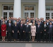 Vilniuje susirinkę Lietuvos diplomatai sprendžia, kaip susiveržti diržus mažėjant Užsienio reikalų ministerijos finansavimui.