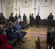 Trylikos kaltinamųjų byla dėl narkotikų platinimo.