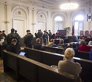 Trylikos kaltinamųjų byla dėl narkotikų platinimo.