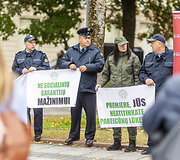 Pareigūnai protestavo prie LR Vyriausybės
