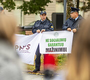 Pareigūnai protestavo prie LR Vyriausybės