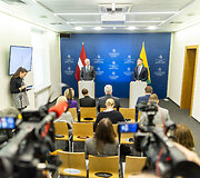 Gabrieliaus Landsbergio ir Latvijos užsienio reikalų ministro Kri&scaron;janio Karinio spaudos konferencija