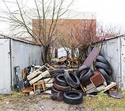 Vilniuje, Kernavės g. nukėlinėjami metaliniai garažai