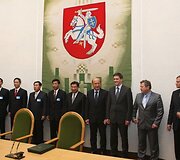 Susitikimo metu Kinijos ir Lietuvos atstovai pasira&scaron;ė memorandumus dėl bendradarbiavimo.