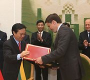 Susitikimo metu Kinijos ir Lietuvos atstovai pasira&scaron;ė memorandumus dėl bendradarbiavimo.