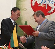 Susitikimo metu Kinijos ir Lietuvos atstovai pasira&scaron;ė memorandumus dėl bendradarbiavimo.