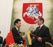 Susitikimo metu Kinijos ir Lietuvos atstovai pasira&scaron;ė memorandumus dėl bendradarbiavimo.