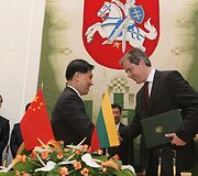 Susitikimo metu Kinijos ir Lietuvos atstovai pasira&scaron;ė memorandumus dėl bendradarbiavimo.