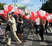 Vilniaus universiteto dėstytojai ir studentai i&scaron; Vinco Kudirkos aik&scaron;tės Gedimino prospektu žygiavo  į universiteto centrinius rūmus.
