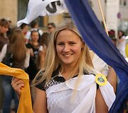 Vilniaus universiteto dėstytojai ir studentai i&scaron; Vinco Kudirkos aik&scaron;tės Gedimino prospektu žygiavo  į universiteto centrinius rūmus.