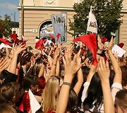 Vilniaus universiteto dėstytojai ir studentai i&scaron; Vinco Kudirkos aik&scaron;tės Gedimino prospektu žygiavo  į universiteto centrinius rūmus.