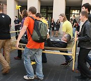 Vilniaus universiteto dėstytojai ir studentai i&scaron; Vinco Kudirkos aik&scaron;tės Gedimino prospektu žygiavo  į universiteto centrinius rūmus.